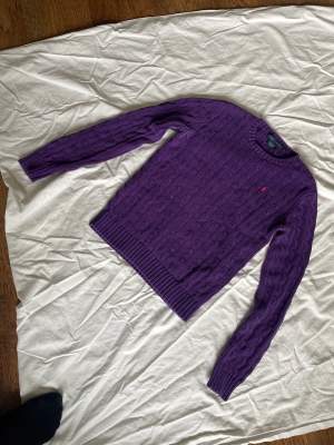 Fin lila tröja från Ralph Lauren i stl m men passar även stl s Perfekt till höst/vinter