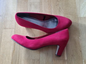 Red pumps Tamaris 38 - The shoes are comfortable and in good condition, used only a few times. Size 38.