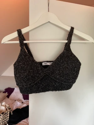Stickad topp - Stickad mörkgrå topp från zara i bra skick.