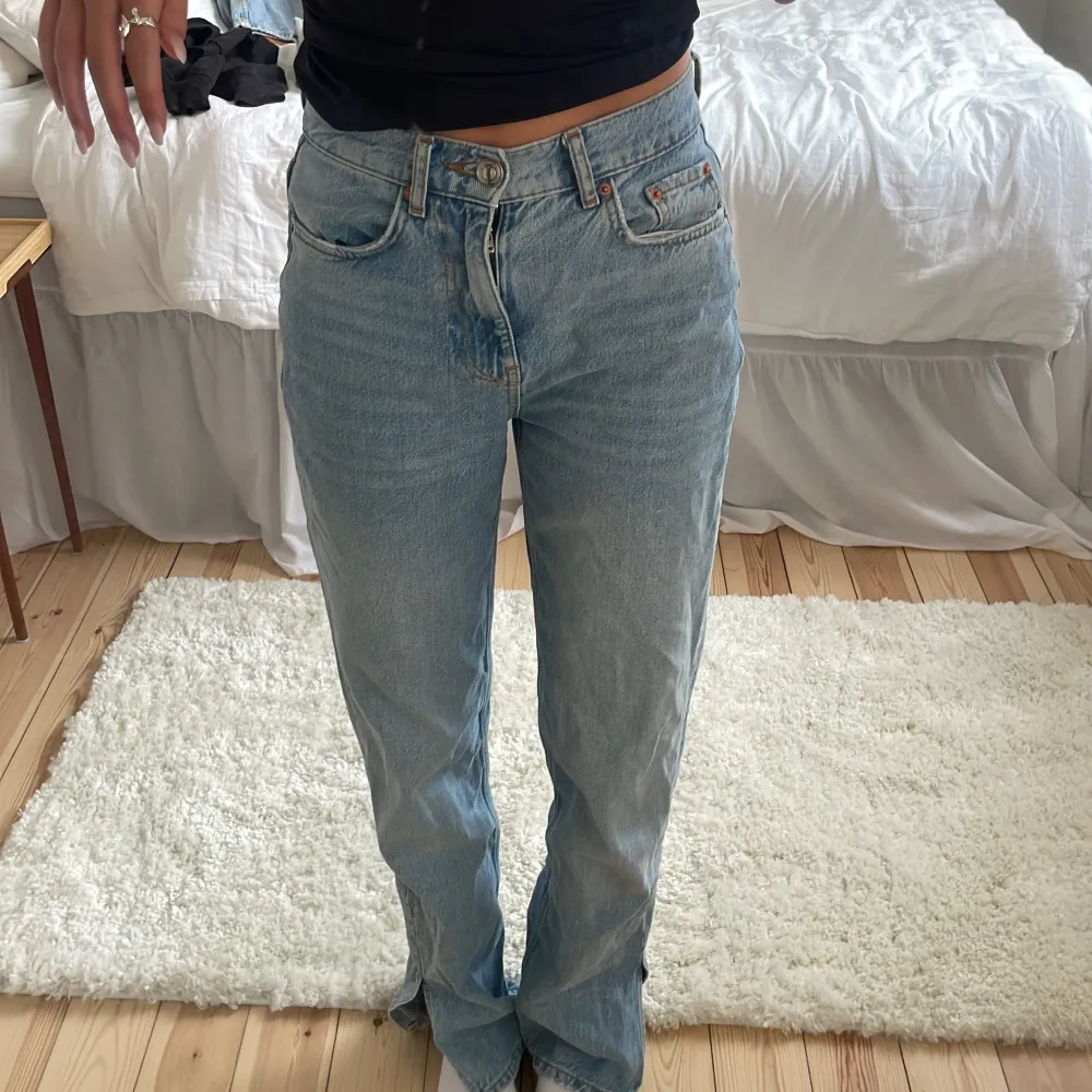 Jeans i strl 32 från Gina Tricot. Passar mig som vanligtvis har 34/36. Jag är ca 170 cm.. Jeans & Byxor.