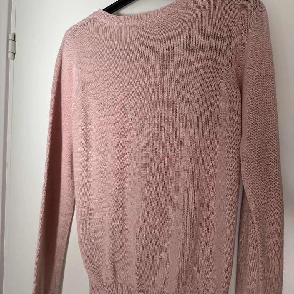 Rosa stickad tröja från Vero Moda, mycket sparsamt använd. Endast använd några gånger Nedsatt i pris 130 innan. Tröjor & Koftor.