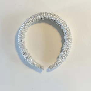Hårband - Supersnyggt hårband från ginatricot som är slutsålt online. Använt 2-3 gånger så det är i bra skick. Skriv gärna om du har fler frågor!🌟