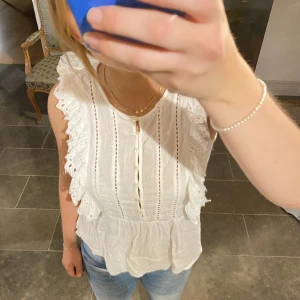Volangtopp - Supergulligt linne från zara med volangdetaljer🤩nyskick utan några defekter. xs-m