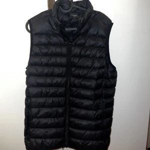 Everest väst - En riktigt snygg svart väst ifrån Everest i storlek S. Riktigt snygg passform! Hör av er vid fler bilder eller intresse.