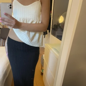 Lång kjol - Säljer min oanvända lång och låg midjas kjol🥰