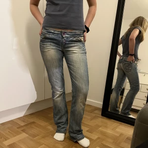 Replay jeans - Skitballa jeans från replay!! Säljer pga att de är för små för mig. Dessutom supersnygga fickor! Perfekt när skolan har börjat igen! Hör av er vid fler frågor!💗