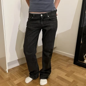 Weekday Jeans - Säljer Arrowjeansen från weekday i storlek 26/30! Skiitsnygga men köpte tyvärr i fel storlek. Köptes i butik för 500kr. Sparsamt använda. Ascool svart urtvättad färg som är perfekt till hösten.🍂