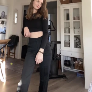 Madlady kostymbyxor  - Säljer mina älskade kostymbyxor då de har blivit för små för mig!  Storlek EU 32, L 30 Jag är 165 cm och perfekta i längden. Nypris 599, mitt pris 250kr