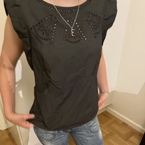 Esprit blus - Jättefin blus från Esprit. Säljs då den inte används. Superbra skick, har använts en gång. Perfekt om man ska klä upp sig lite 🤩 Hör av er om ni har fler frågor!💗
