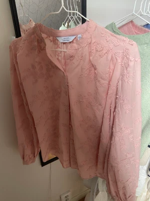 Säljer skjorta  - helt ny skjorta använd 1gång! Kommer inte till användning. Ny pris: ~700kr Säljs för: ~ 150kr 