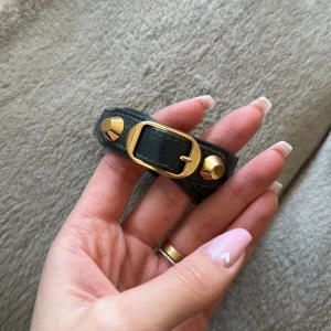 BALENCIAGA ARMBAND - Säljer det här skit snygga armbandet från Balenciaga. Äkta. Kommer aldrig till användning🤎justerbar!