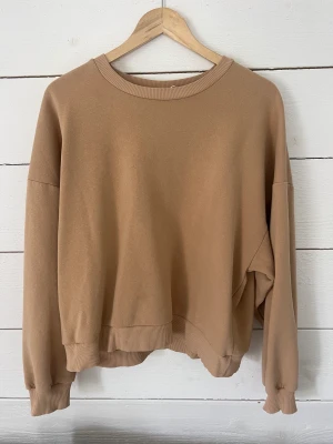 Gina sweatshirt - Superfin sweatshirt från Gina i storlek xl, jag som är en storlek M tycker att den är snyggt oversized!