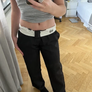 Dickies 874 byxor - Lågmidjade svarta Dickies 874 kostymbyxor i storlek W27 L28. Fint skick. Köparen står för frakt!💕