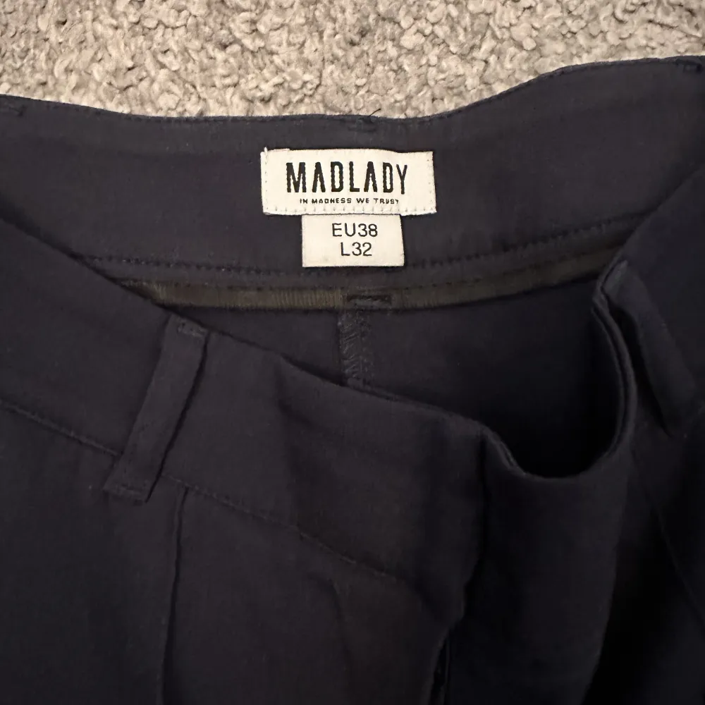 Mörkblå kostymbyxa från Madlady. I fint skick och knappt använda och i skönt material. Storlek 38 längd 32. Jeans & Byxor.