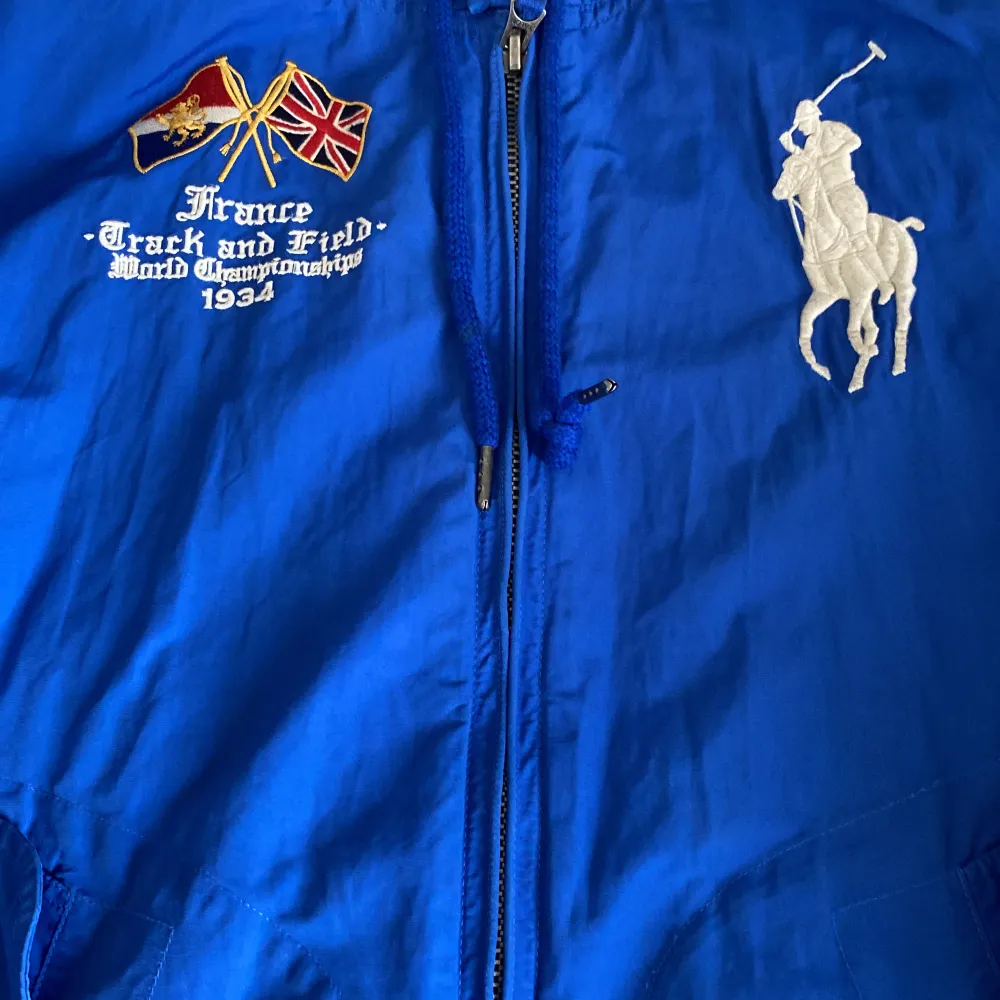 Säljer nu min rare vintage ralph lauren track jacket 1934 france. Denna jacka i storlek medium och med tanke på den mörkblåa färgen på jackan är den lätt att ha vardagligt nu mot hösten. Priset är inte suttet i sten🤙. Jackor.