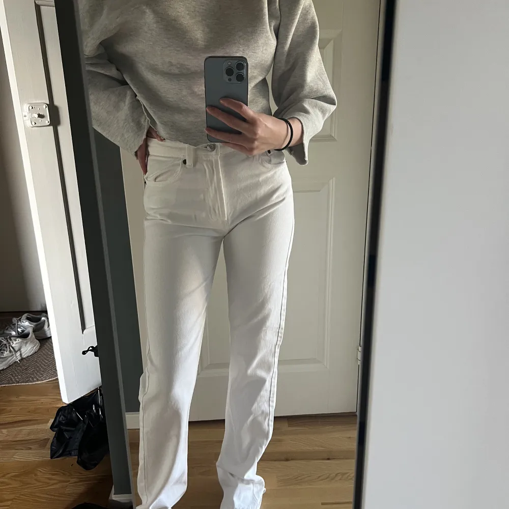 Vita jeans från Zara helt oanvända. Säljer pga dom sitter lite för tajt, det är 34 men ganska små i storleken. Rak modell. . Jeans & Byxor.