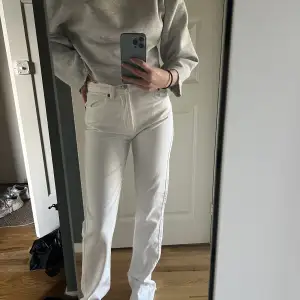 Vita jeans från Zara helt oanvända. Säljer pga dom sitter lite för tajt, det är 34 men ganska små i storleken. Rak modell. 