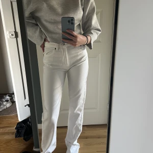 Jeans Zara - Vita jeans från Zara helt oanvända. Säljer pga dom sitter lite för tajt, det är 34 men ganska små i storleken. Rak modell. 