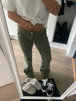 Gröna jeans  - Populär byxor från h&m knappt använda. Är 154 därav långa på mig! Annars är det storlek 36 