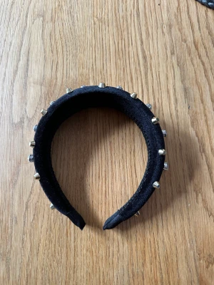 Diadem - Fint deckorerat diadem, svart sammet med stenar och nitar. Aldrig använt. Fint året runt. 