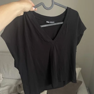 Tshirt från Zara - Svart T-shirt/topp från Zara i bra skick.