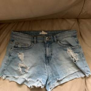 Fina ljusblåa  midwaist jeans shorts i fint skick! Storlek 36, från H&M🌸Säljer då de är för stora!