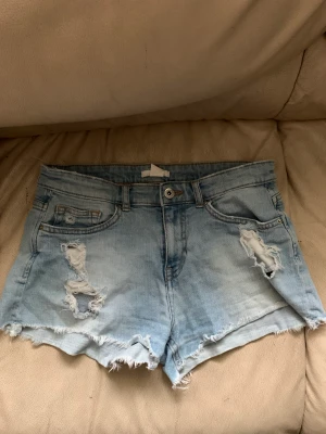 Jeans shorts - Fina ljusblåa  midwaist jeans shorts i fint skick! Storlek 36, från H&M🌸Säljer då de är för stora!