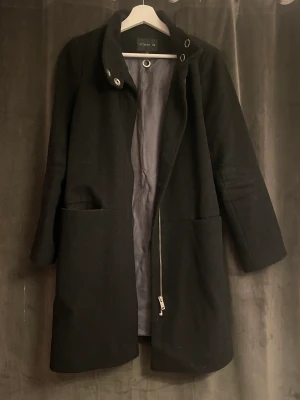 Kappa - Svart kappa. Använd ett få tal gånger. Kan gå ner i pris.