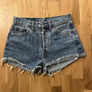 Levis Shorts - Fina Levis shorts i storlek 26 (likt storlek S eller 36 i byxor). Höga i midjan och korta i benen.