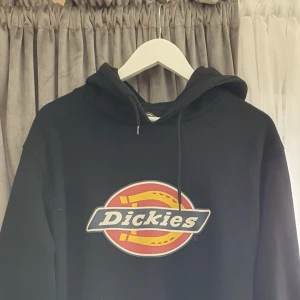 Dickies hoodie - En svart dickies hoodie, använt ett fåtal gånger. Storlek : XL (Katt finns i hemmet)