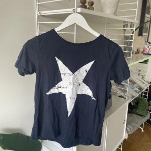 söt topp - Super söt topp med en stjärna som tryck⭐️ Älskar att den är vintage och hur den passar till allt😍