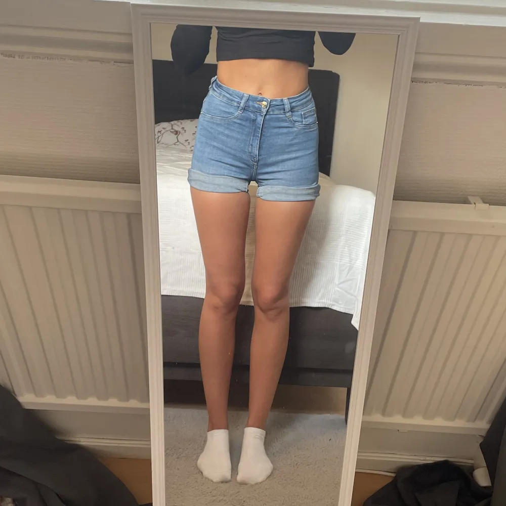 Dessa fina jeansshortsen är från Gina tricot. De är i storlek S och har 2 gula fläckar på baksidan som knappt syns. Köparen står för frakten och hör gärna av dig vid intresse. 💞. Shorts.