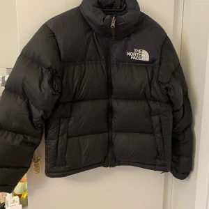 The north face jacka  - Jag köpte den för 3700kr men säljer den nu för 2000 priset kan diskuteras om den säljs snabbt kan jag även tänka mig 2000. Jag har bara använt den ett par gånger så den ser helt nytt ut. Du står för fracken. Jackan är i storlek S. 