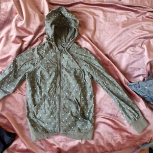 Jacka/Hoodie - Mkt fin passform. Sparsamt använd.