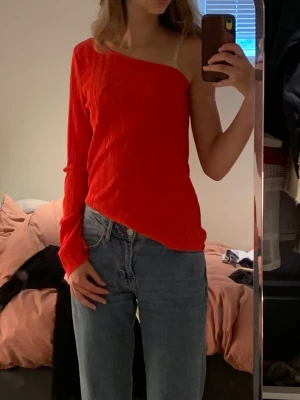 Snygg röd enarmad topp - Jättefin röd enarmad topp från Ginatricot. Har inte använt den så mycket så känner inte längre att den kommer användas så mycket mer.