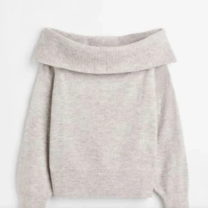 Off-shoulder tröja hm  - Fin och populär tröja från hm som inte kommer till användning därav säljer jag den🤍