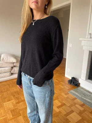 Stickad tröja  - Säljer min super söta stickade tröja från Vila💕