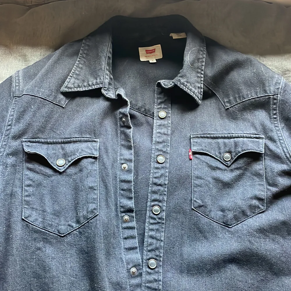 En Levis Overshirt bra skick storlek S. Tröjor & Koftor.