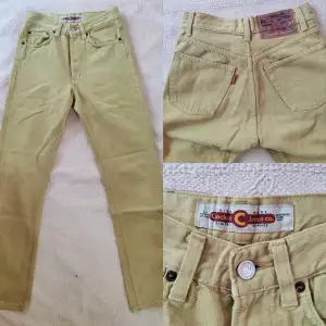 Ljust olivgröna Crocker jeans straight legs och normal midjade, från tidigt 2000-tal, i perfekt skick 💞  Midjemått: 69-69 cm / Grenmått: 26 cm / Innerbenslängd: 78 cm