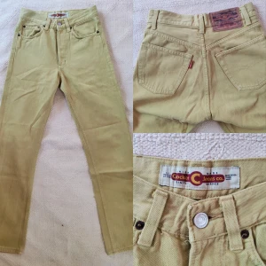 Y2K Crocker jeans  - Ljust olivgröna Crocker jeans straight legs och normal midjade, från tidigt 2000-tal, i perfekt skick 💞  Midjemått: 69-69 cm / Grenmått: 26 cm / Innerbenslängd: 78 cm
