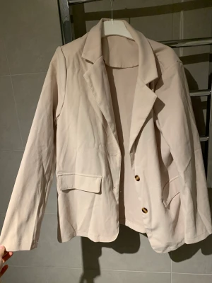 Beige kavaj - Beige lättare kavaj☺️ storlek xs-S