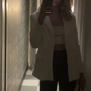 Blazer vit - Vit blazer från NAKD x Hanna Schönberg i storlek 36. Inte använd så mycket då jag inte fått tillfälle men tycker verkligen den är så fin💕💕