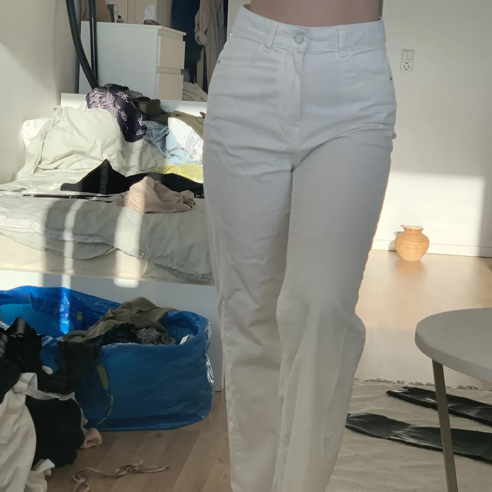Vita jeans från Zara med en oversized fit. Jag är 162cm lång och byxorna går dit den tredje bilden visar. Använda en gång. . Jeans & Byxor.