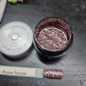 Glitter gele från light elegance- rose fuzzie uppskattningsvis halva kvar 
