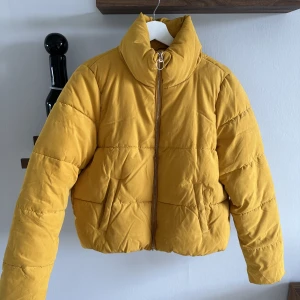 Jacka - Senapsgul jacka i storlek M från Only