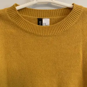 Stickad gul tröja 🌼