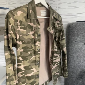 grön jeans jacka - ”Militär” jacka från kaphaal, passar nu inför sensommaren och höstenmen också våren!🌟🌟 i bra skick, i storlek 158 men passar bra för S och även XS & M skulle jag säga .