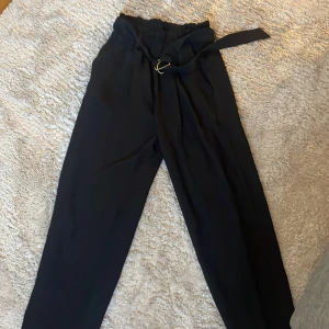 Kostymbyxor med bälte (svarta) - Svarta straightleg kostymbyxor med bälte från BikBok i strl. S. Jättebekväma och luftiga. Pris kan diskuteras. Överraskning vid köp🍬