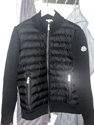 Moncler jacka storlek S - knappt använd pris går att diskutera