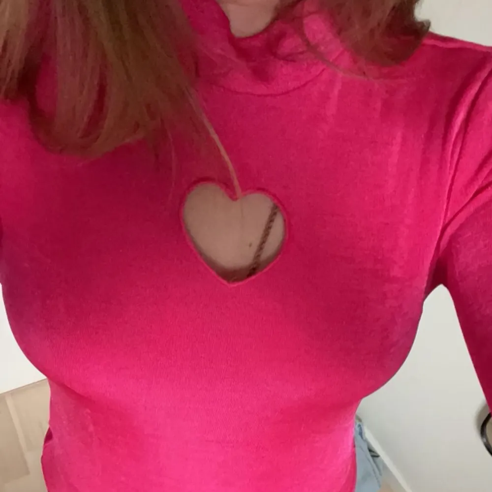 Rosa långärmad tröja från Monki med utskuret hjärta i storlek XS som aldrig är använd så lappen sitter kvar. . Toppar.